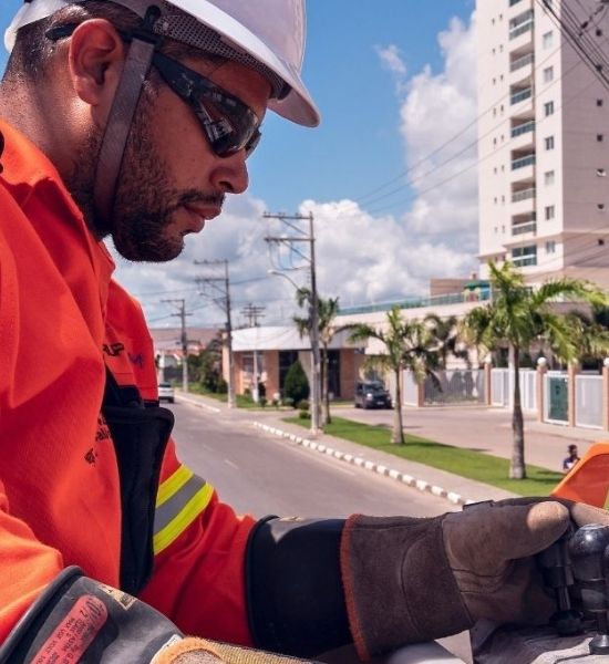 pagina nossa historia - imagem de colaborador operando maquina